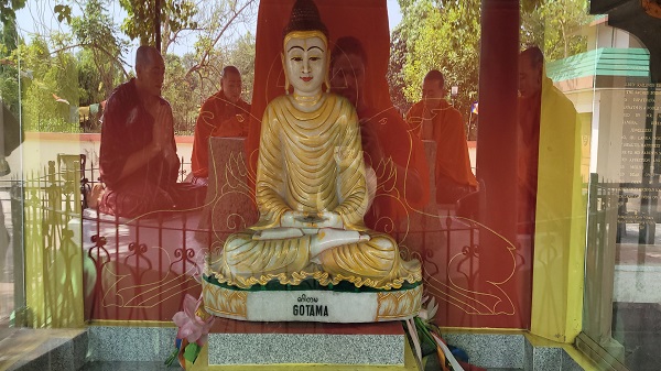 Estatua de Gautama Buda en Sarnath