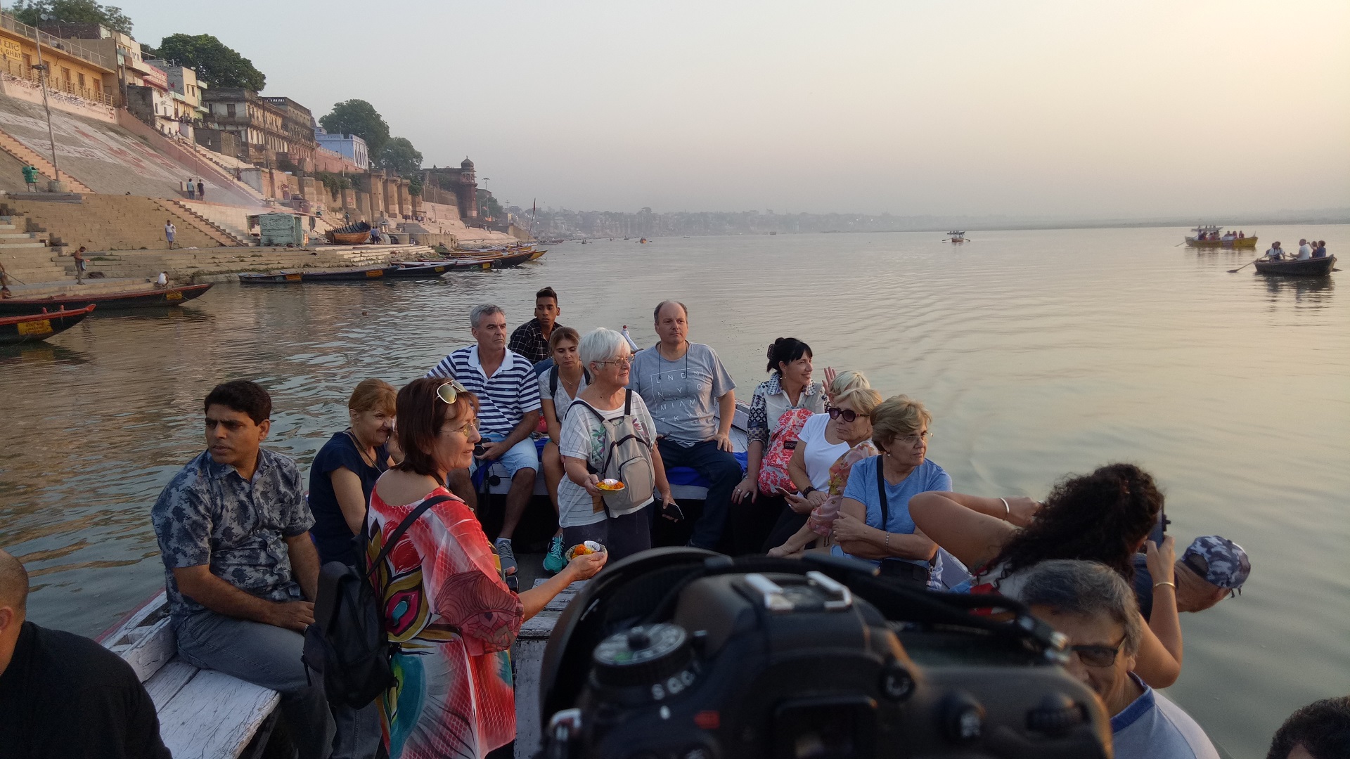 Grupo de Argentina Paseo en barco al amanecer Ganges Varanasi