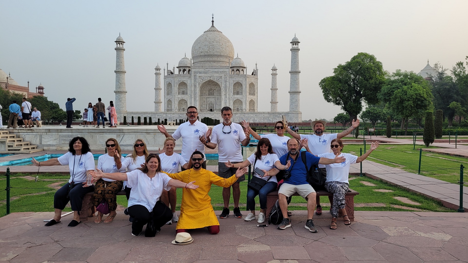 Grupo de Argentina en Taj Mahal Agra durante el amanecer