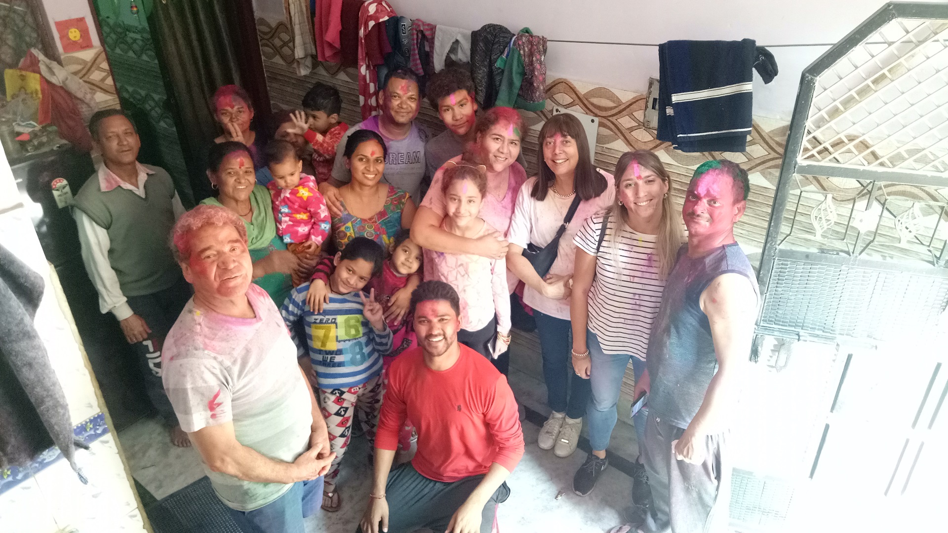 Festival Holi con familia Hindú