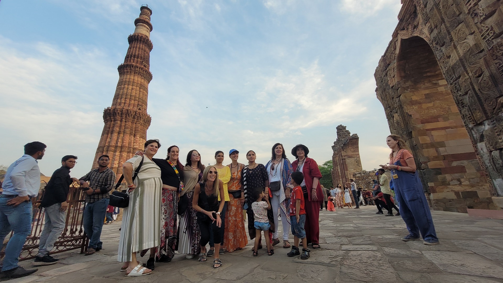 Nuestro grupo mexicano disfrutando del viaje a Qutub Minar de Delhi