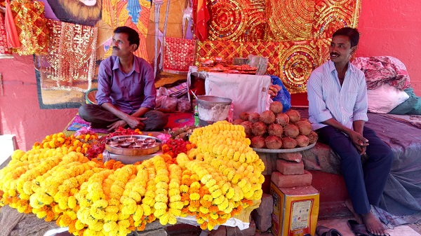 Ofreciendo tienda de flores frescas, Varanasi