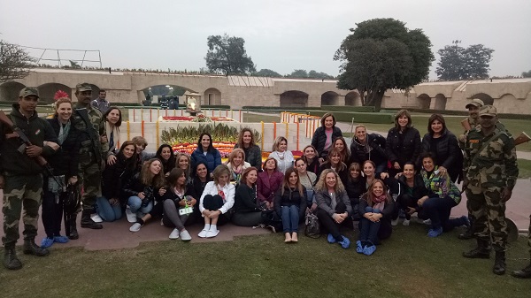 Grupo de mujeres mexicanas en Raj Ghat Delhi